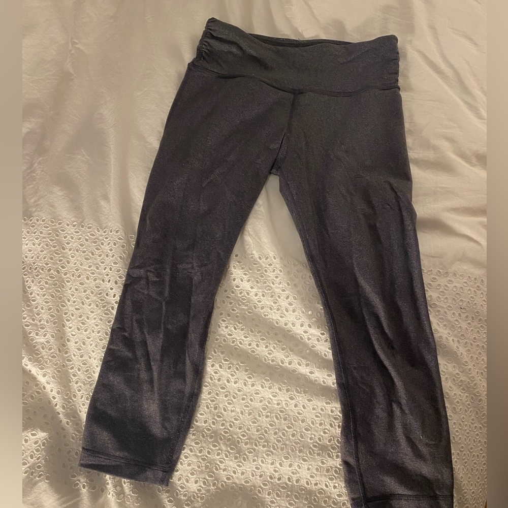 LULULEMON SIZE 6 CROPPED LEGGINGS